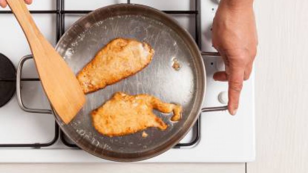 Cómo preparar Filete de pollo rebozado con col roja - Paso 2
