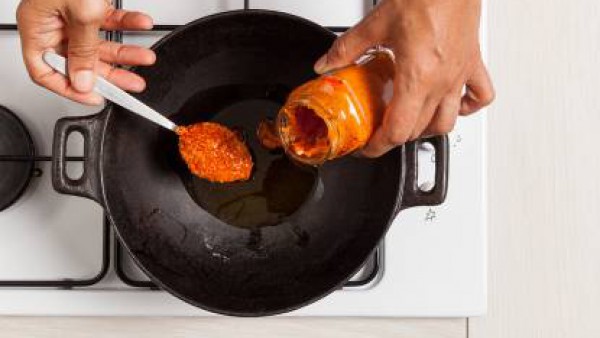 En un wok, calienta la salsa con una cucharada de aceite oliva y luego rehoga la pasta en ella unos minutos.
