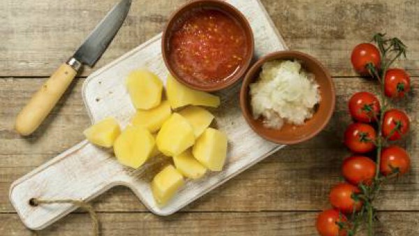 Cómo preparar Sepia con patatas - paso 1