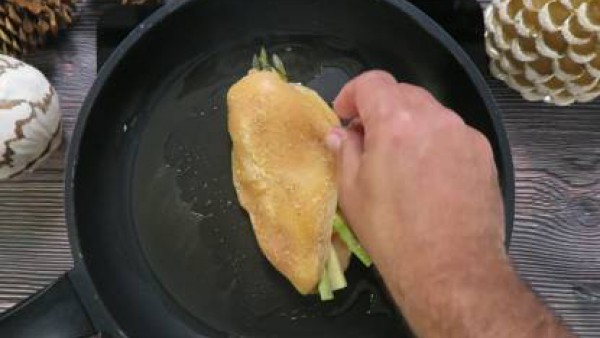 Cómo preparar Pechuga de pollo con queso y espárragos - Paso 3