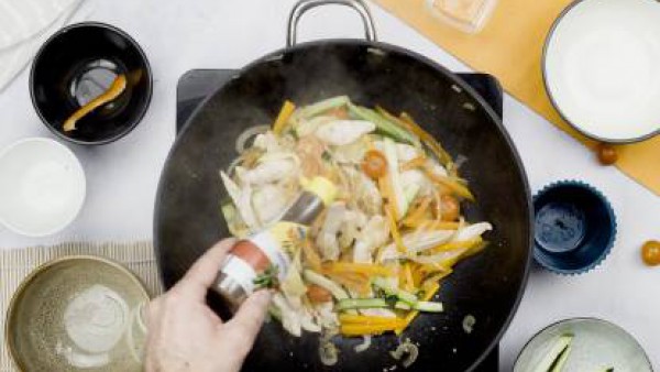 Tercer paso de wok de pollo con verduras