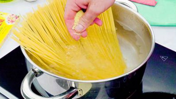 receta_espaguetis con gambas al ajillo_paso 1_gallina blanca