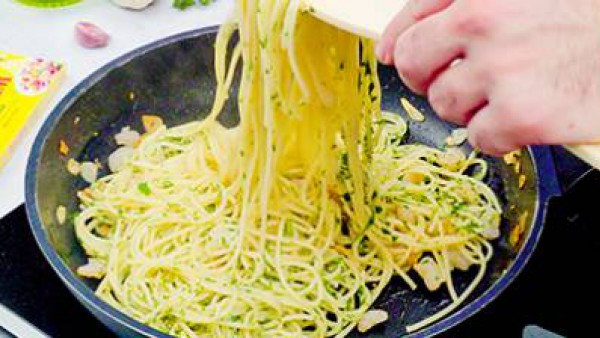 espaguetis con gambas al ajillo_paso 3_gallina blanca