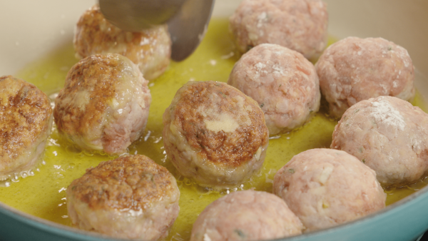 Albóndigas en salsa, un clásico de la cocina española que evoluciona 78 Merca2.es Paso 1: preparación de las albóndigas