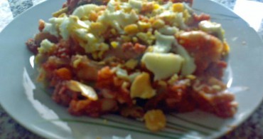 macarrones vegetales con carne picada y huevo duro