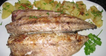 caballa con patatas y cebolla caramelizada