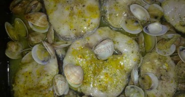 merluza con almejas al horno