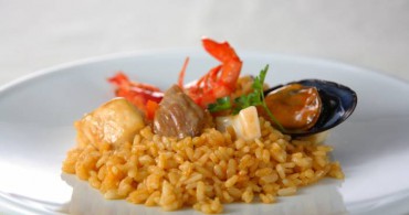 Paella de conejo y marisco