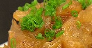 tosta de foie con cebolla caramelizada y puré de manzana