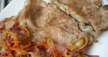 chuletas de aguja de cerdo con salteado de lechuga