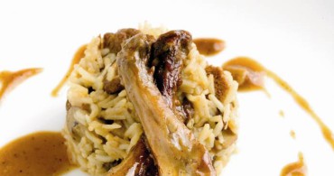 Conejo rustido con arroz basmati y setas