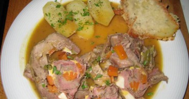 muslos de pavo rellenos con salsa de cebolla