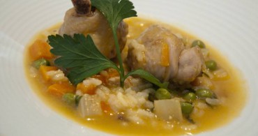 Pollo guisado con apio y arroz