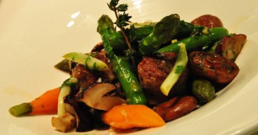 Salteado de verduras y setas con butifarra de perol