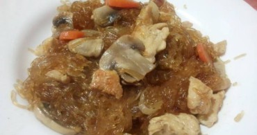 fideos fritos estilo chino con salsa de soja rápidos