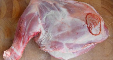 paletilla de cordero al horno con ciruelas