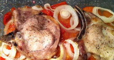 chuletas de cerdo con verduras al horno