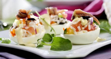 Huevos rellenos de ensaladilla de arroz