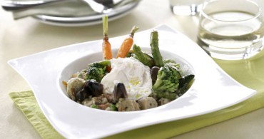 Menestra con jamón y huevo escalfado