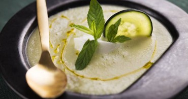 Sopa fría de manzana verde con menta y albahaca