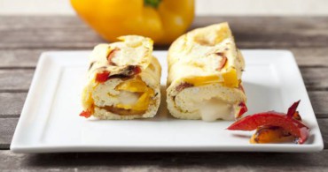 Rollitos de tortilla con pimientos y queso