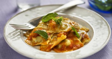 Raviolis de requesón con salsa de tomate y hierbas aromáticas