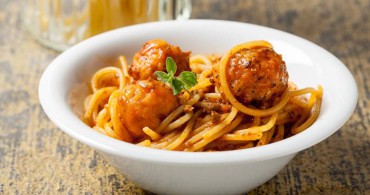 Espaguetis con albóndigas y salsa de tomate