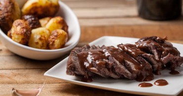 Estofado de vino tinto con patatas al horno