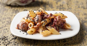 Macarrones con tomate y butifarra