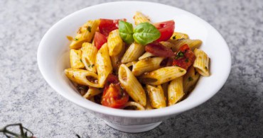 Macarrones con tomate y albahaca
