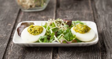 Huevos rellenos con pesto