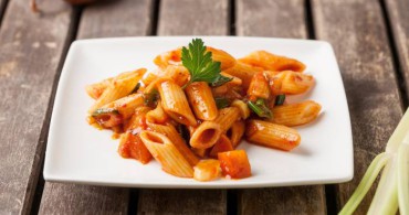 Macarrones con tomate y verduras