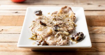 Escalope de tocino con ciruelas y manzanas