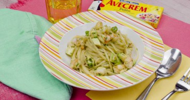 Tallarines con gambas y aguacate