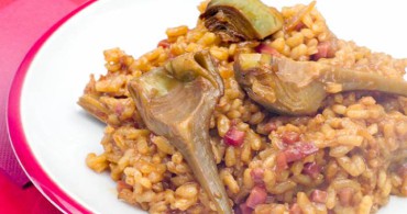 Paella de carne y alcachofas
