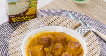 Bodegon con producto albondigas de pollo en salsa