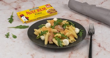 Bodegón con producto ensalada de pasta fría