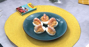 Bodegón con producto huevos rellenos de marisco 