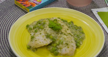 Bodegón de merluza en salsa verde con guisantes sin producto