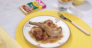 Conejo guisado con patatas bodegon con producto