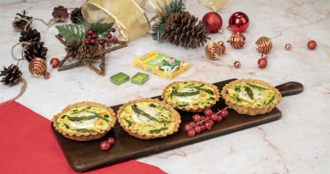 Bodegon de tartaletas de verduras y queso con producto