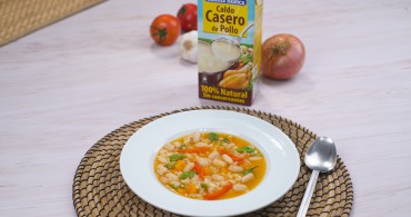 Bodegón con producto alubias con arroz y verduras