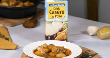 Emplatado con producto pollo guisado con patatas