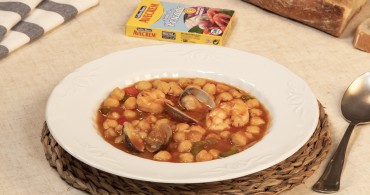 Emplatado con producto garbanzos con gambas y almejas