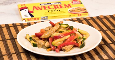 Emplatado con producto salteado de pollo con verduras