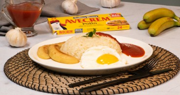 Emplatado con producto arroz a la cubana con plátano
