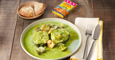 Merluza en salsa verde con almejas y gambas