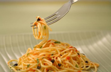 Espaguetis con tomate y albahaca