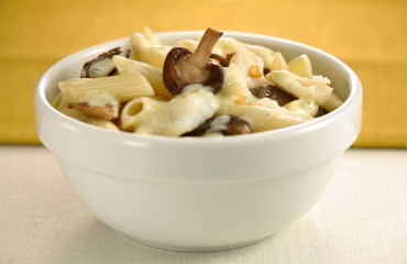 Macarrones a la crema con bacalao y setas