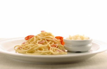 Espaguetis con bacón y gambas